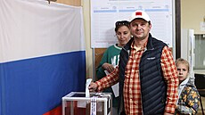 Rusové volí prezidenta na ruském konzulátu v turecké Antalyi. (17. b�ezna 2024)