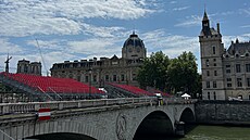 V ulicích francouzského hlavního msta je 44 tisíc kovových zábran, které...