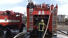 Útok ukrajinských dron� v noci zp�sobil po�ár t�í nádr�í v ropném skladi�ti v...