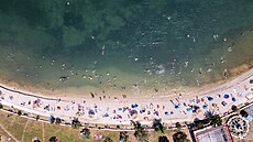 Záliv, zvaný Karinské mo�e, má rozlohu pouhých �est kilometr� �tvere�ních (27....