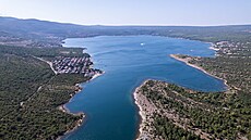 Záliv, zvaný Karinské moe, má rozlohu pouhých est kilometr tvereních (27....