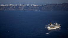 Ostrov Santorini trpí masivním p�ívalem turist� (29. �ervence 2024)