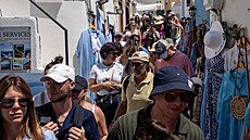 Ostrov Santorini trpí masivním p�ívalem turist� (29. �ervence 2024)