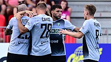 Karvintí fotbalisté se radují z gólu v ligovém utkání v Pardubicích.