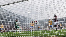 Sparanský útoník Victor Olatunji stílí gól do sít Teplic v ligovém utkání,