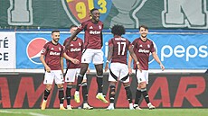 Spar�anský úto�ník Victor Olatunji se spoluhrá�i slaví gól do sít� Teplic v...