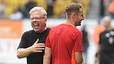 Sparanský trenér Lars Friis a vystídaným útoníkem Janem Kuchtou se radují v...