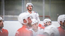 Roman ervenka poslouchá trenérské pokyny. (29. ervence 2024)