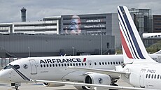 Letadlo spolenosti Air France na letiti Charles de Gaulle v Paíi. (23....