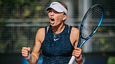 Laura Samson se raduje z postupu do semifinále turnaje v Praze.