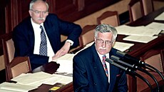 Karel Dyba s Václavem Klausem ve Snmovn.