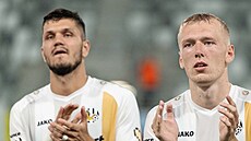 Filip �ihák (vlevo) spole�n� se st�elcem jediné branky Karlem Spá�ilem slaví...