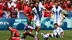 Argentinský fotbalista Santiago Hezze (uprosted) útoí v zápase s Marokem.