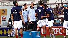 Thierry Henry (uprosted) na tréninku francouzského olympijského týmu.