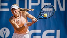 Laura Samson ve �tvrtfinálovém  duelu s Oksanou Selechmet�vovou.