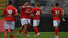 Fotbalisté Zbrojovky Brno se radují z gólu v zápase s Jihlavou.