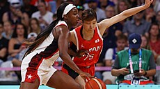 Americká basketbalistka Jackie Youngová (vlevo) v souboji s Japonkou Nanako...