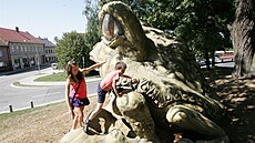 Ob�í socha �áby, která je dominantou nám�stí v Tr�icích na Olomoucku a vyhrála v krajském kole hlasování o nejkuriózn�j�í sochu.