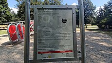 Dti jsou z nové prlezky ve Fibichov ulici v umperku v podob letadla...