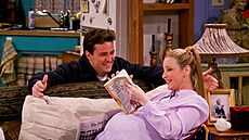 Matthew Perry a Lisa Kudrowová v seriálu P�átelé (2004)