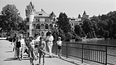 Rekreanti na zámku v inkovech, kam jezdívali zamstnanci kodových závod.