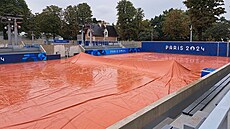 Antukový kurt přikrytý plachtou proti dešti během olympijských her v Paříži.