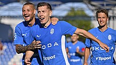 Daniel Mare�ek (uprost�ed) slaví sv�j t�etí gól v zápase se Slováckem.