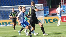 Záloník Baníku Matj ín vede balon v utkání s Jabloncem.