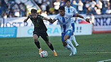 Ewerton (vpravo) se �ene za balonem v utkání proti Jablonci.