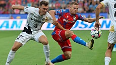 Plzeský útoník Matj Vydra (uprosted) bojuje o balon v utkání s Hradcem.
