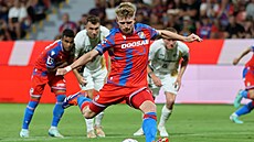 Pavel ulc kope penaltu proti Hradci.