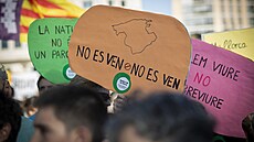 Desetitisíce obyvatel Mallorky demonstrovaly proti petíenosti ostrova...