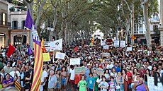 Desetitisíce obyvatel Mallorky demonstrovaly proti petíenosti ostrova...