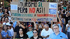 Desetitisíce obyvatel Mallorky demonstrovaly proti petíenosti ostrova...