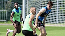 Ostravský zálo�ník Ji�í Boula si na tréninku hlídá mí� p�ed obráncem Karlem...