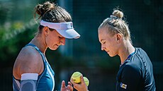 Barbora Krejíková (vlevo) a Kateina Siniaková bhem tyhry na turnaji v Praze