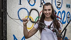Marie Horá�ková a její pracovní nástroj, luk