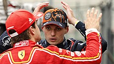 Max Verstappen (vpravo) z Red Bullu a Charles Leclerc z Ferrari po kvalifikaci...