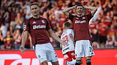 Ermal Krasniqi ze Sparty pro�ívá zápas s Pardubicemi.