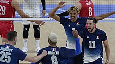 Francouztí volejbalisté se radují bhem zápasu se Srbskem.