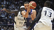 Stephen Curry ze Spojených stát� p�ihrává kolem  Majoka Denga z Ji�ního Súdánu,...
