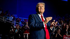 Bývalý prezident USA Donald Trump na pedvolebním setkání ve mst Charlotte v...