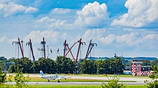 Stavba pódia pro Eda Sheerana v hradeckém Parku 360