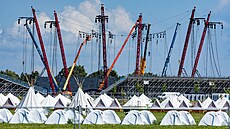 Stavba pódia pro Eda Sheerana u hradeckého leti�t� (24. �ervence 2024)