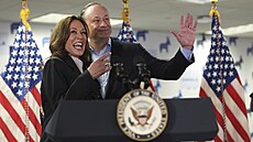 Viceprezidentka USA Kamala Harrisová a její man�el Douglas Emhoff (22. �ervence...