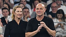 Legendy Andre Agassi a Steffi Grafová na tenisové exhibici v rumunské Klu�i...