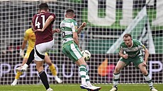 Sparan Martin Vitík pálí z dálky v utkání na stadionu Shamrocku Rovers.