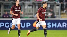 Veljko Birmanevi (vpravo) oslavuje svou trefu do sít Shamrocku Rovers.