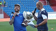 David Pastr�ák, fanou�ek Baníku Ostrava, vzal na domácí duel s Jabloncem trofej...