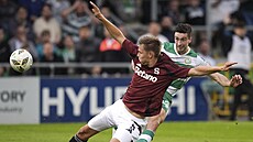 Sparanský stoper Matthias Ross blokuje ránu Neila Farrugii ze Shamrocku Rovers.